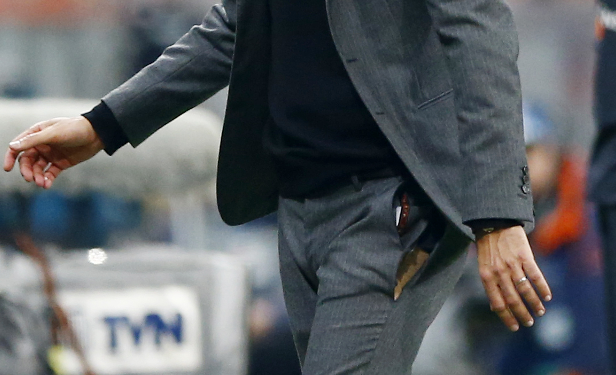 Menang atas Porto, Celana Guardiola Robek